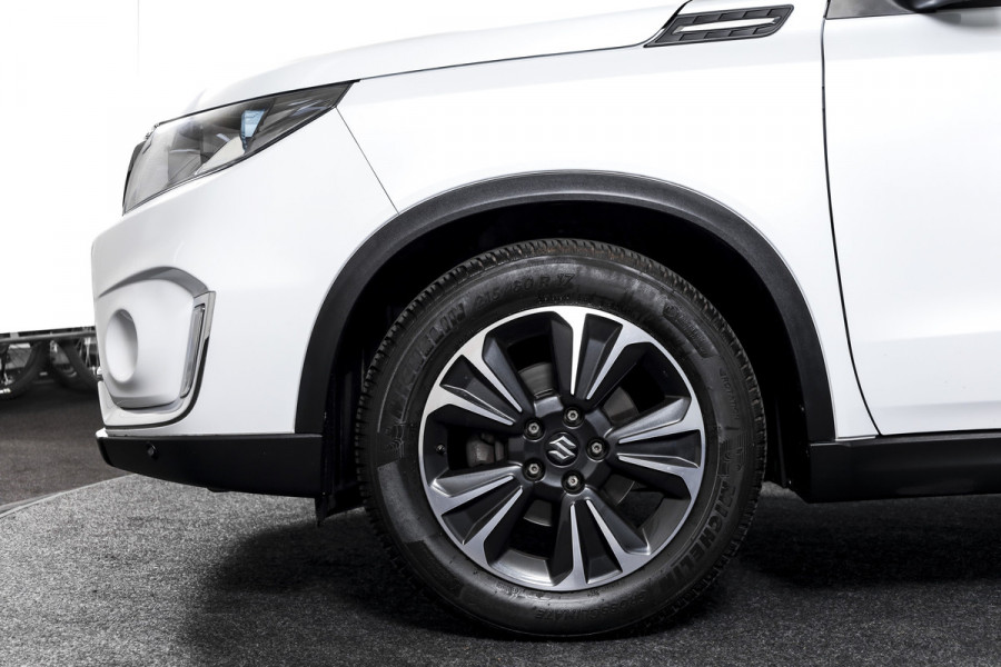 Suzuki Vitara 1.4 Boosterjet Stijl 140 PK - Automaat Org. NL | S/K-Panodak | Adapt. Cruise | Stoelverw. | PDC | Camera | NAV + App. Connect | ECC | LM 17" |