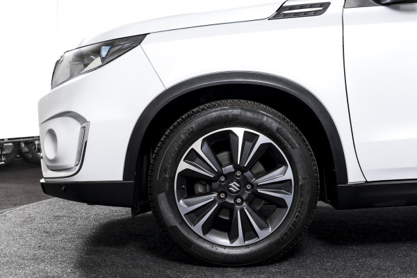 Suzuki Vitara 1.4 Boosterjet Stijl 140 PK - Automaat Org. NL | S/K-Panodak | Adapt. Cruise | Stoelverw. | PDC | Camera | NAV + App. Connect | ECC | LM 17" |