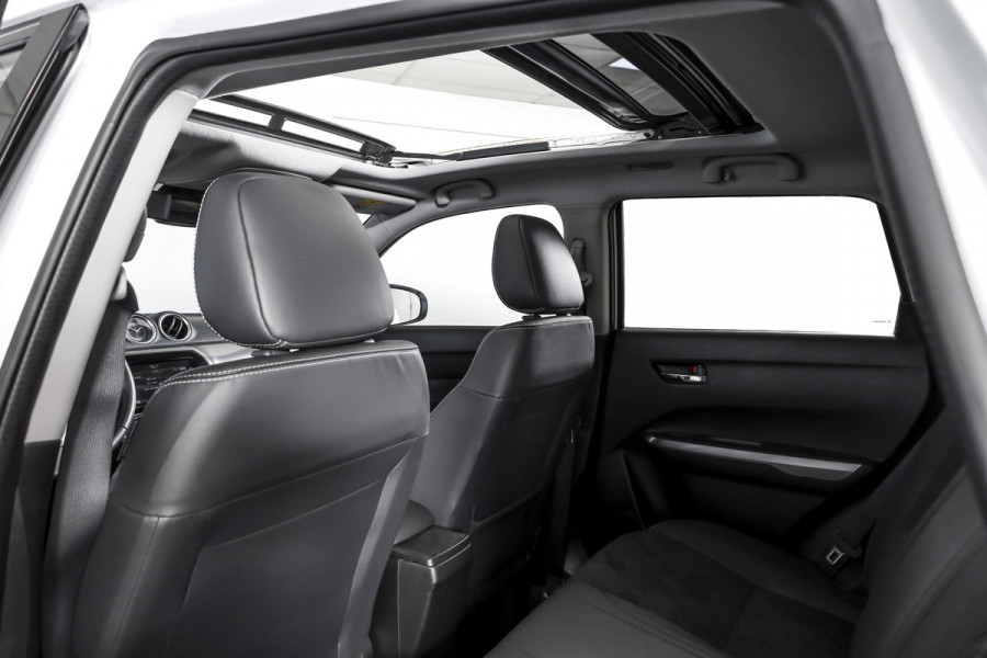 Suzuki Vitara 1.4 Boosterjet Stijl 140 PK - Automaat Org. NL | S/K-Panodak | Adapt. Cruise | Stoelverw. | PDC | Camera | NAV + App. Connect | ECC | LM 17" |