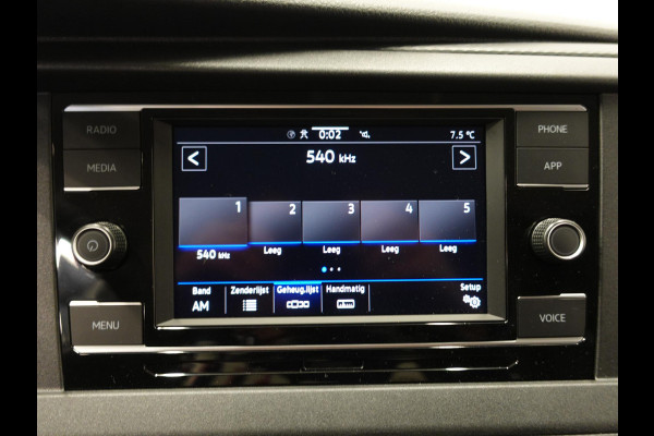 Volkswagen Transporter 2.0 TDI L2H1 28 Highline Automaat Camera | Airco | Cruise control | Navigatie | Trekhaak | Lichtmetalen velgen | Apple Carplay/ Android Auto | LED