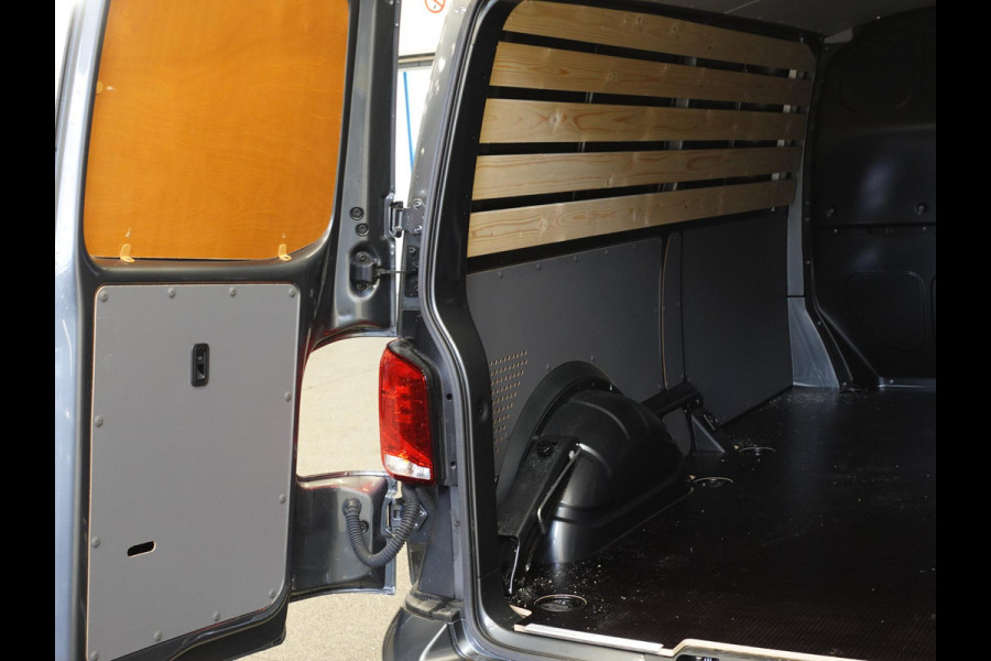 Volkswagen Transporter 2.0 TDI L2H1 28 Highline Automaat Camera | Airco | Cruise control | Navigatie | Trekhaak | Lichtmetalen velgen | Apple Carplay/ Android Auto | LED