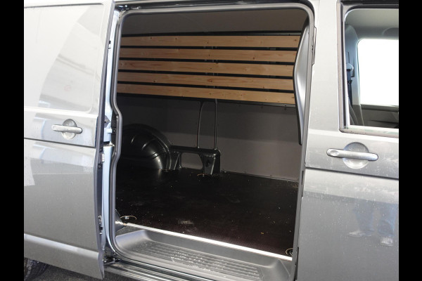 Volkswagen Transporter 2.0 TDI L2H1 28 Highline Automaat Camera | Airco | Cruise control | Navigatie | Trekhaak | Lichtmetalen velgen | Apple Carplay/ Android Auto | LED