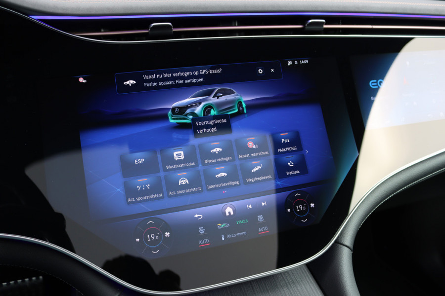 Mercedes-Benz EQE SUV 300 AMG Line Premium 91 kWh | Hyperscreen | Luchtvering | Distronic+ | Trekhaak | Verwarmd Stuurwiel | Burmester | Panoramadak | Digital Light | Surround Camera |