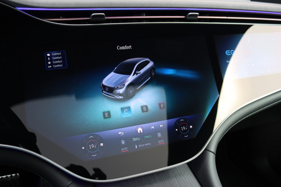 Mercedes-Benz EQE SUV 300 AMG Line Premium 91 kWh | Hyperscreen | Luchtvering | Distronic+ | Trekhaak | Verwarmd Stuurwiel | Burmester | Panoramadak | Digital Light | Surround Camera |