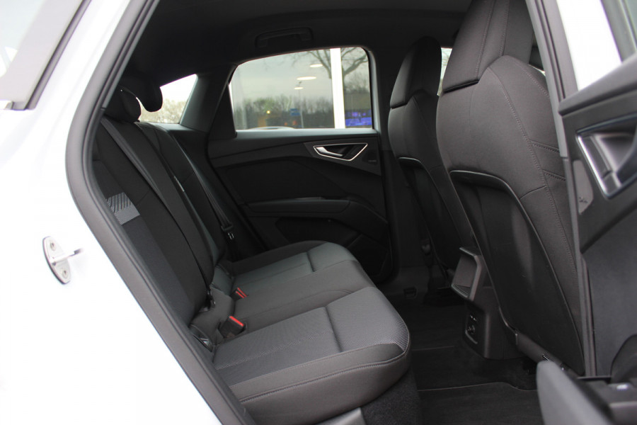 Audi Q4 Sportback e-tron 40 Launch edition Advanced 77 kWh / SoH 93,8% / CarPlay / Matrix LED / Sportstoelen / Sonos Audio / Virtual Cockpit / Parkeerhulp V+A / Intr.voorverwarming / Stoelverwarming / DAB / Cruise Control
