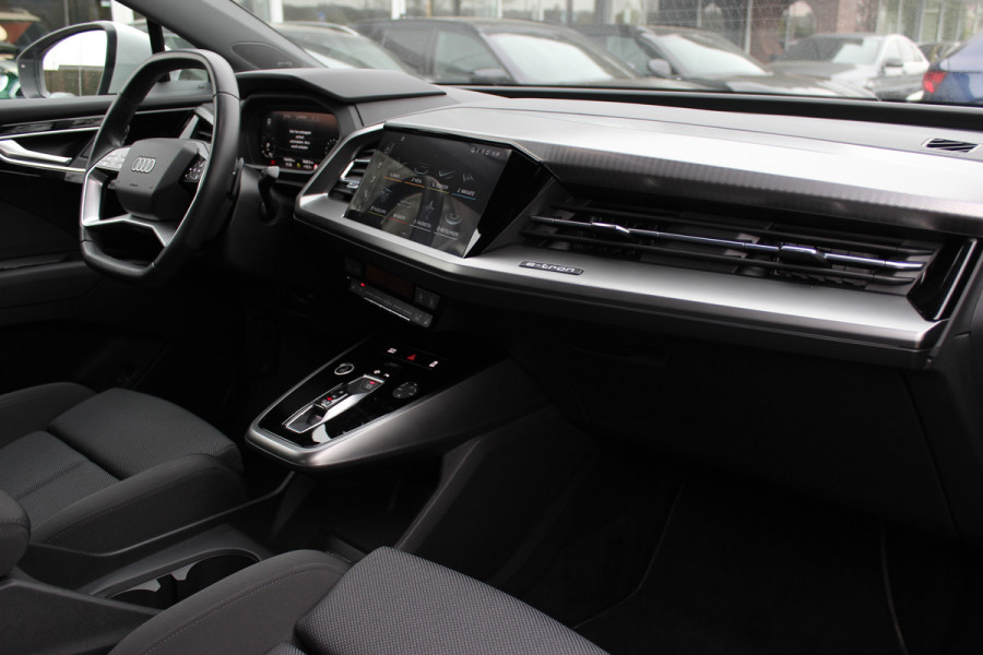 Audi Q4 Sportback e-tron 40 Launch edition Advanced 77 kWh / SoH 93,8% / CarPlay / Matrix LED / Sportstoelen / Sonos Audio / Virtual Cockpit / Parkeerhulp V+A / Intr.voorverwarming / Stoelverwarming / DAB / Cruise Control