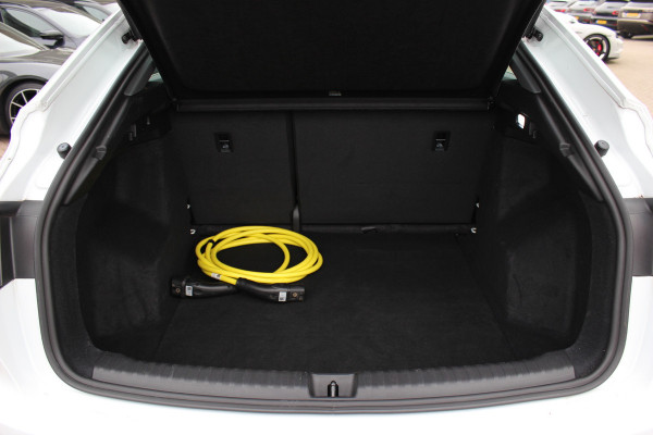 Audi Q4 Sportback e-tron 40 Launch edition Advanced 77 kWh / SoH 93,8% / CarPlay / Matrix LED / Sportstoelen / Sonos Audio / Virtual Cockpit / Parkeerhulp V+A / Intr.voorverwarming / Stoelverwarming / DAB / Cruise Control