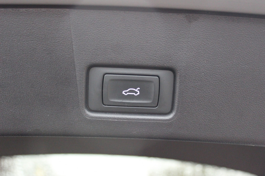 Audi Q4 Sportback e-tron 40 Launch edition Advanced 77 kWh / SoH 93,8% / CarPlay / Matrix LED / Sportstoelen / Sonos Audio / Virtual Cockpit / Parkeerhulp V+A / Intr.voorverwarming / Stoelverwarming / DAB / Cruise Control