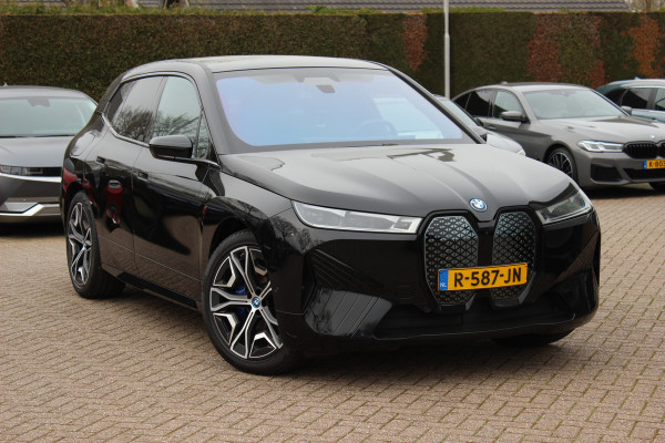 BMW iX xDrive40 Executive 77 kWh / Trekhaak / Panoramadak / 360Camera / Luchtvering / Harman Kardon / 22'' / CarPlay / DAB / Dodehoek / ACC