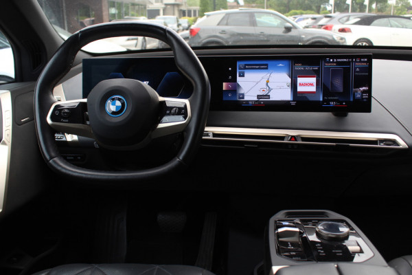 BMW iX xDrive40 Executive 77 kWh / Trekhaak / Panoramadak / 360Camera / Luchtvering / Harman Kardon / 22'' / CarPlay / DAB / Dodehoek / ACC