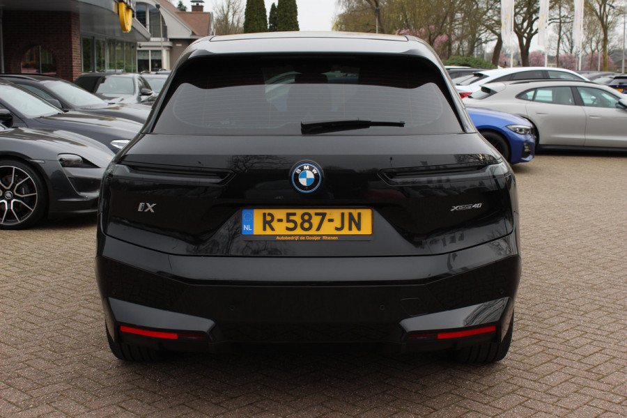 BMW iX xDrive40 Executive 77 kWh / Trekhaak / Panoramadak / 360Camera / Luchtvering / Harman Kardon / 22'' / CarPlay / DAB / Dodehoek / ACC