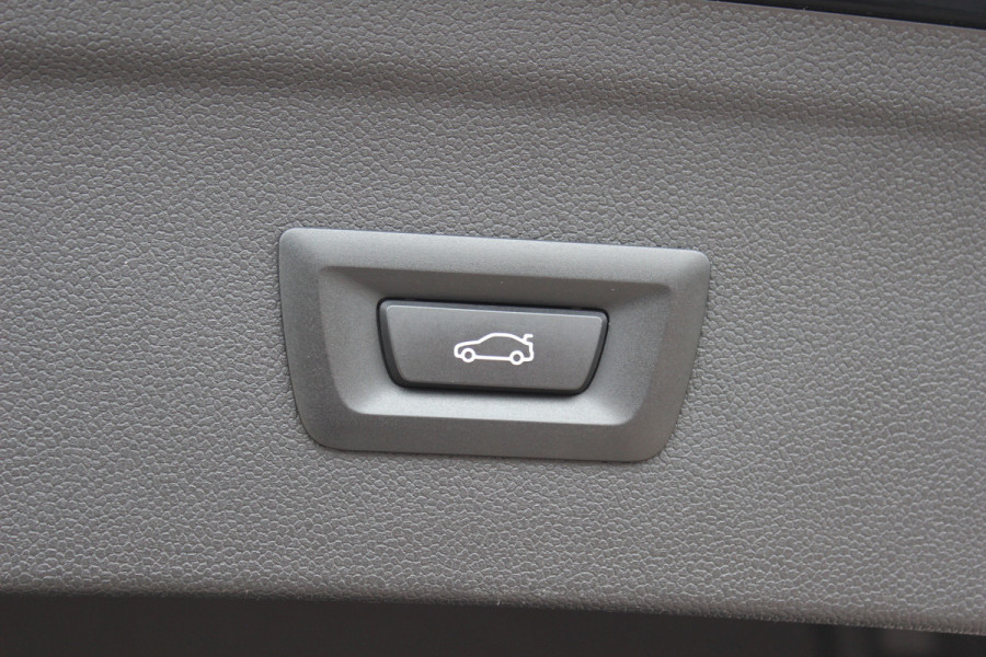 BMW iX xDrive40 Executive 77 kWh / Trekhaak / Panoramadak / 360Camera / Luchtvering / Harman Kardon / 22'' / CarPlay / DAB / Dodehoek / ACC