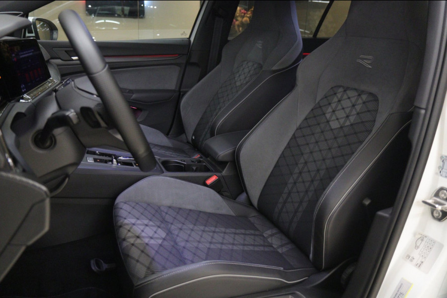 Volkswagen Golf 1.5 eTSI R-Line 3XR-LINE /PANO/H&K/CAM/CARPLAY/BOMVOL