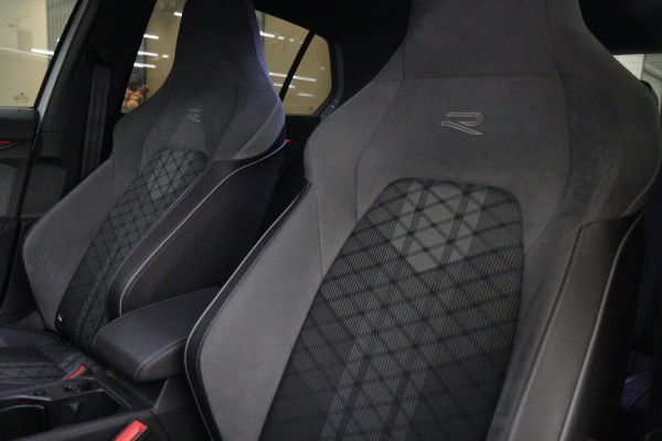 Volkswagen Golf 1.5 eTSI R-Line 3XR-LINE /PANO/H&K/CAM/CARPLAY/BOMVOL