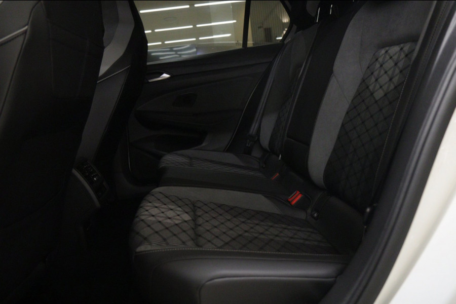 Volkswagen Golf 1.5 eTSI R-Line 3XR-LINE /PANO/H&K/CAM/CARPLAY/BOMVOL