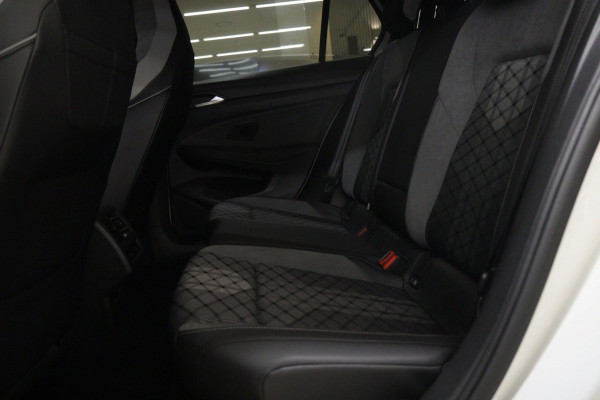 Volkswagen Golf 1.5 eTSI R-Line 3XR-LINE /PANO/H&K/CAM/CARPLAY/BOMVOL