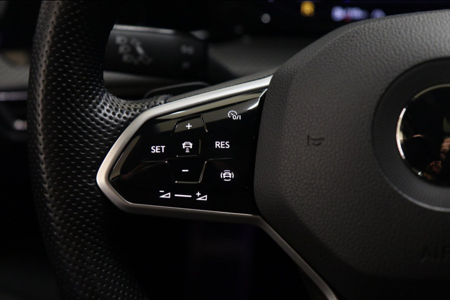 Volkswagen Golf 1.5 eTSI R-Line 3XR-LINE /PANO/H&K/CAM/CARPLAY/BOMVOL