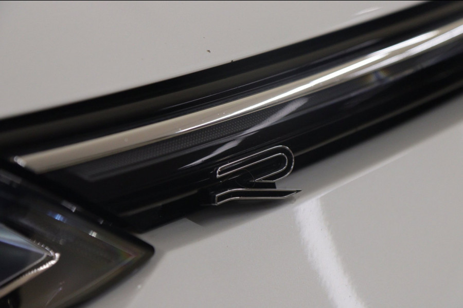 Volkswagen Golf 1.5 eTSI R-Line 3XR-LINE /PANO/H&K/CAM/CARPLAY/BOMVOL