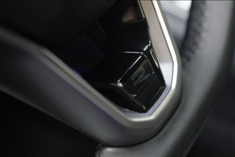 Volkswagen Golf 1.5 eTSI R-Line 3XR-LINE /PANO/H&K/CAM/CARPLAY/BOMVOL