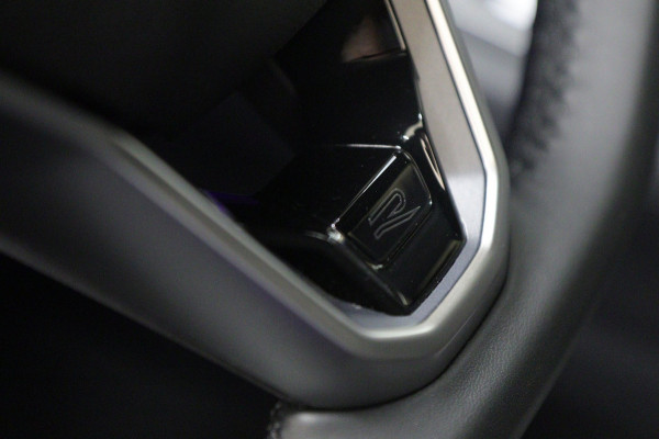 Volkswagen Golf 1.5 eTSI R-Line 3XR-LINE /PANO/H&K/CAM/CARPLAY/BOMVOL