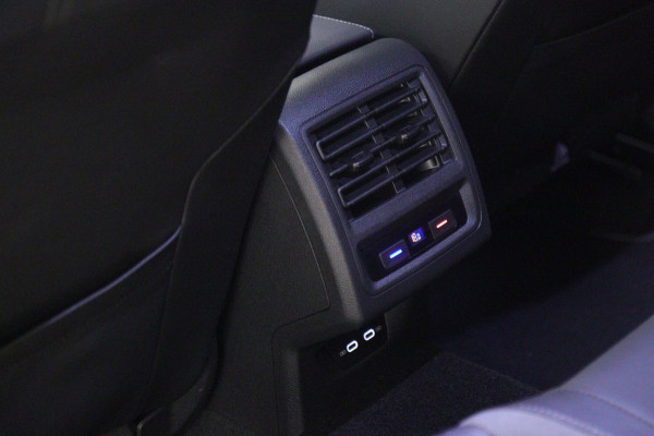 Volkswagen Golf 1.5 eTSI R-Line 3XR-LINE /PANO/H&K/CAM/CARPLAY/BOMVOL