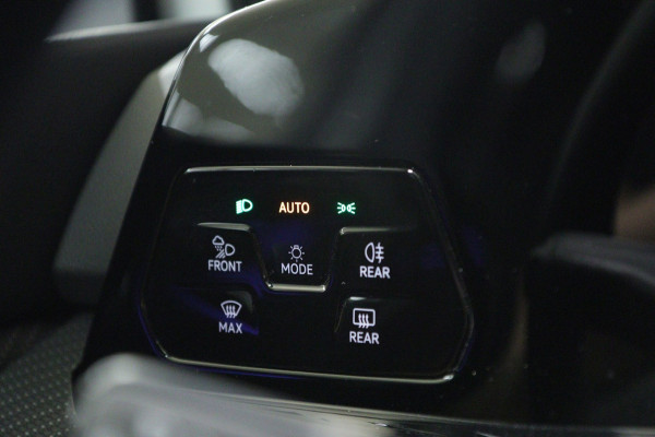 Volkswagen Golf 1.5 eTSI R-Line 3XR-LINE /PANO/H&K/CAM/CARPLAY/BOMVOL