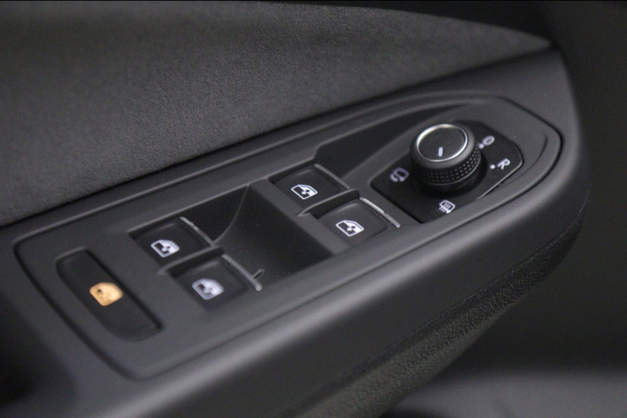 Volkswagen Golf 1.5 eTSI R-Line 3XR-LINE /PANO/H&K/CAM/CARPLAY/BOMVOL