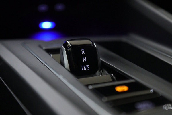 Volkswagen Golf 1.5 eTSI R-Line 3XR-LINE /PANO/H&K/CAM/CARPLAY/BOMVOL