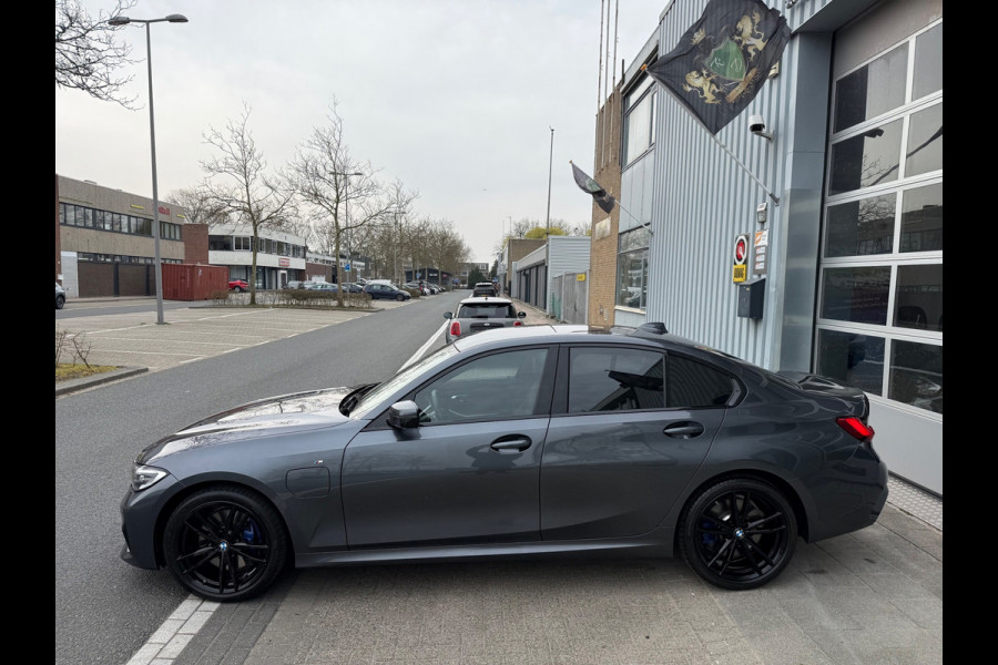 BMW 3-serie 330e High Executive AUT 292PK LED/LEER/NAV/LMV19