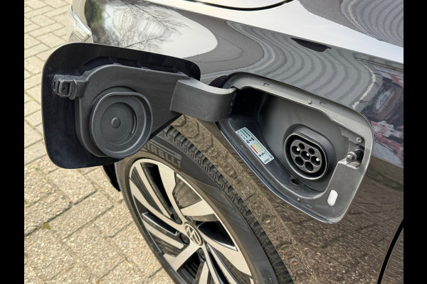 Volkswagen Golf 1.4 eHybrid Style DSG | Panoramadak | Navigatie | Climate | ACC cruise| Memory Seat | 16".