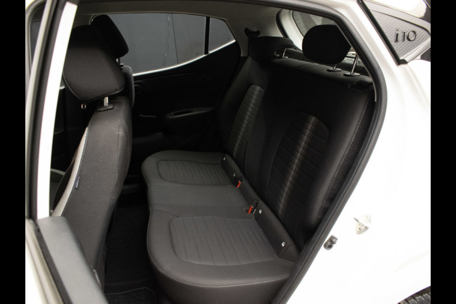 Hyundai i10 1.0 Comfort Sport (APPLE CARPLAY,NAVI,CAMERA,PDC,LED,CLIMATE,CRUISE,LANE ASSIST,SPORTSTOELEN,NETTE STAAT)