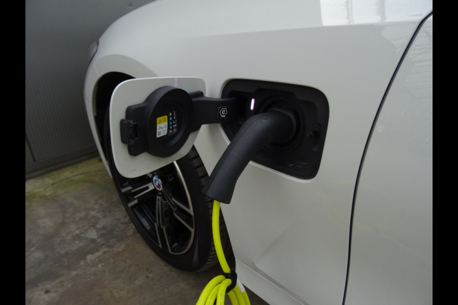 BMW 3 Serie Touring 330e * M-PAKKET * FACELIFT !!