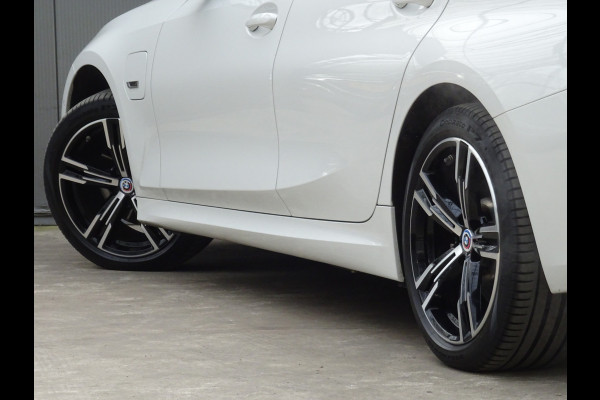 BMW 3 Serie Touring 330e * M-PAKKET * FACELIFT !!