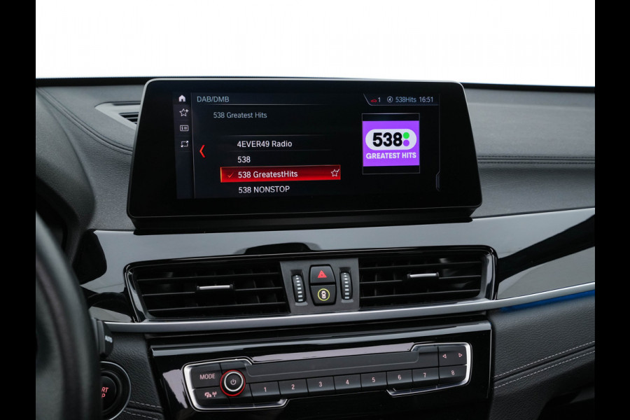 BMW X1 xDrive25e Sportline Business Edition Plus (Plug-In) (INCL-BTW) Aut. *PANO | LEATHER | FULL-LED | HEATED-SPORTSEATS | HIFI-SYSTEM | CAMERA | PRIVACYGLASS | NAVI-FULLMAP | ECC | HEAD-UP | PDC | KEYLESS | DAB | CRUISE | TOWBAR | AMBIENTLIGHT | 18