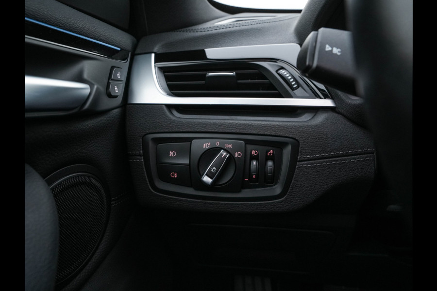 BMW X1 xDrive25e Sportline Business Edition Plus (Plug-In) (INCL-BTW) Aut. *PANO | LEATHER | FULL-LED | HEATED-SPORTSEATS | HIFI-SYSTEM | CAMERA | PRIVACYGLASS | NAVI-FULLMAP | ECC | HEAD-UP | PDC | KEYLESS | DAB | CRUISE | TOWBAR | AMBIENTLIGHT | 18