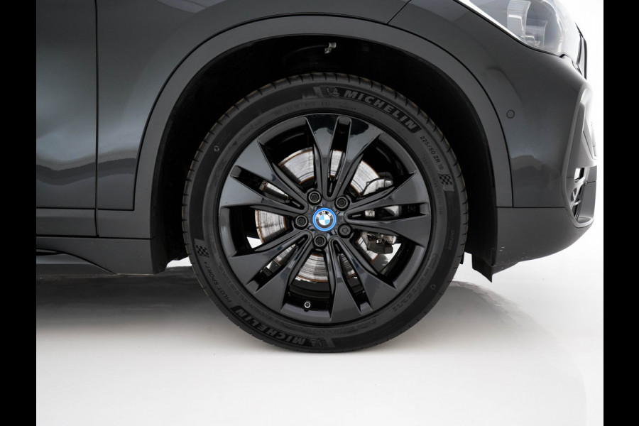 BMW X1 xDrive25e Sportline Business Edition Plus (Plug-In) (INCL-BTW) Aut. *PANO | LEATHER | FULL-LED | HEATED-SPORTSEATS | HIFI-SYSTEM | CAMERA | PRIVACYGLASS | NAVI-FULLMAP | ECC | HEAD-UP | PDC | KEYLESS | DAB | CRUISE | TOWBAR | AMBIENTLIGHT | 18