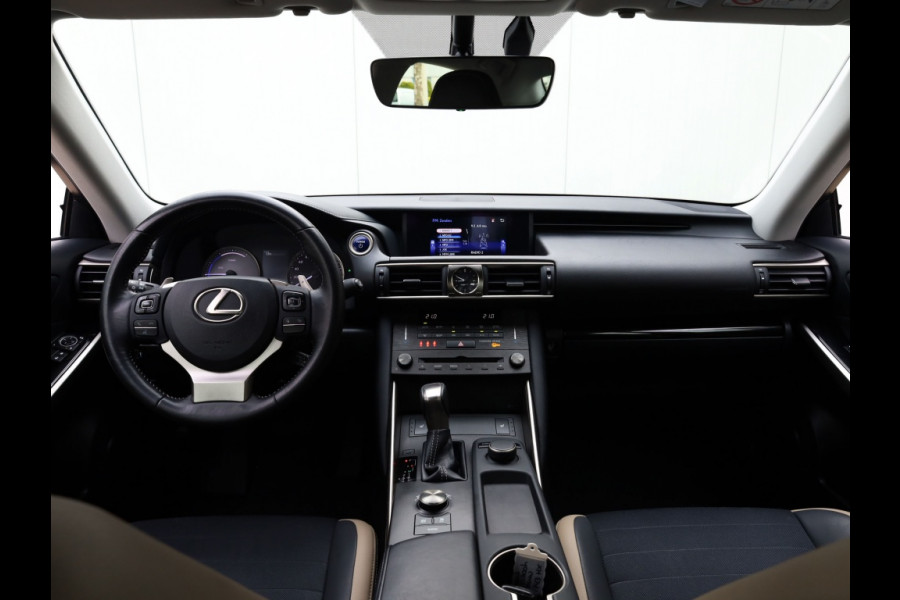 Lexus IS 300h Sport Edition | Stoelverwarming | Parkeersensoren | NL-Auto
