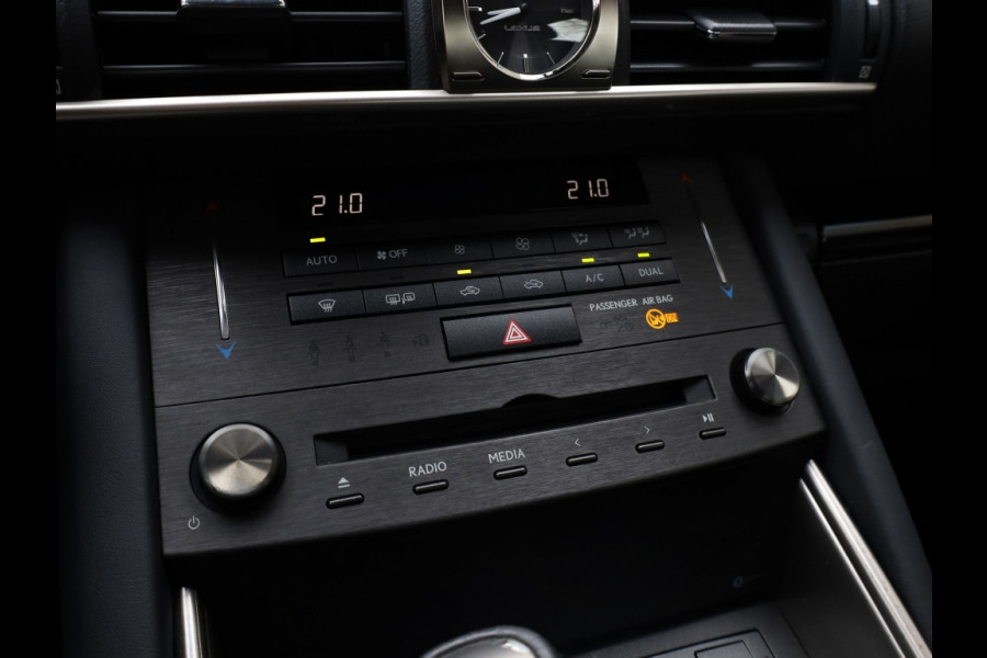 Lexus IS 300h Sport Edition | Stoelverwarming | Parkeersensoren | NL-Auto