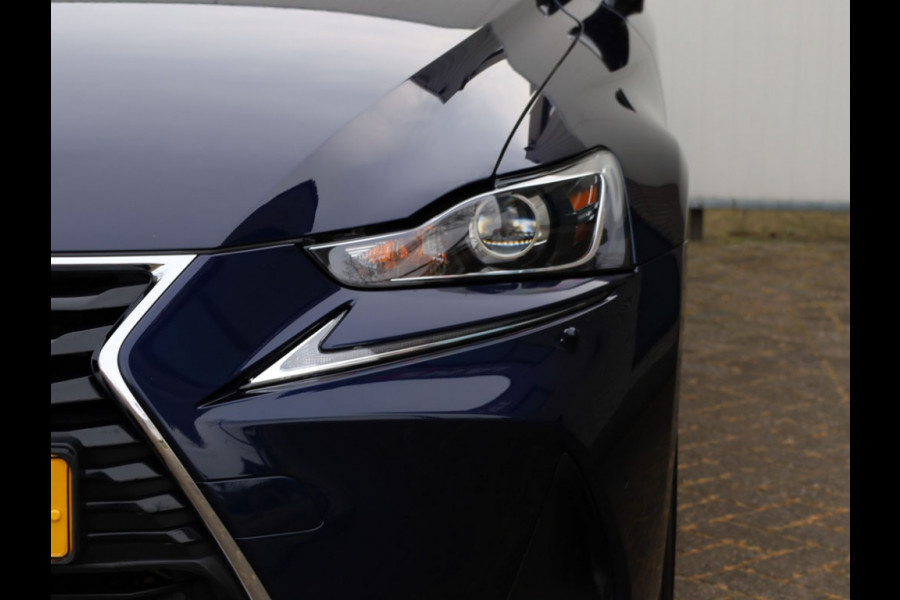 Lexus IS 300h Sport Edition | Stoelverwarming | Parkeersensoren | NL-Auto
