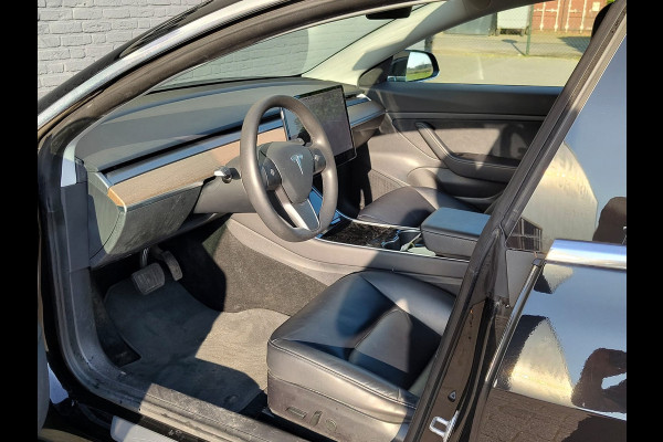 Tesla Model 3 SR+ 325PK AutoPilot Leer Pano-Dak Adaptive Cruise Camera's Elektr.-Stuur+Stoelen+Spiegels+Geheugen+Easy-Entry+Verwarmde stoelen  Ecc Navi Led DAB Voorverwarmen interieur via App Keyless One-Pedal-Drive SOH 82% 1e Eigenaar Origineel Nederlandse Auto 1.584kg licht!