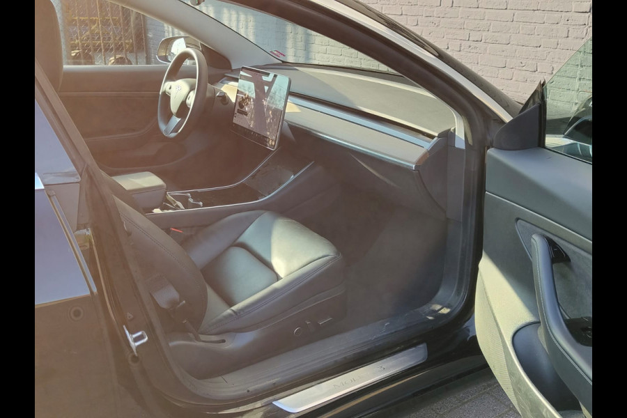 Tesla Model 3 SR+ 325PK AutoPilot Leer Pano-Dak Adaptive Cruise Camera's Elektr.-Stuur+Stoelen+Spiegels+Geheugen+Easy-Entry+Verwarmde stoelen  Ecc Navi Led DAB Voorverwarmen interieur via App Keyless One-Pedal-Drive SOH 82% 1e Eigenaar Origineel Nederlandse Auto 1.584kg licht!