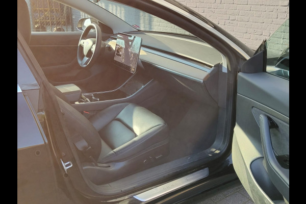 Tesla Model 3 SR+ 325PK AutoPilot Leer Pano-Dak Adaptive Cruise Camera's Elektr.-Stuur+Stoelen+Spiegels+Geheugen+Easy-Entry+Verwarmde stoelen  Ecc Navi Led DAB Voorverwarmen interieur via App Keyless One-Pedal-Drive SOH 82% 1e Eigenaar Origineel Nederlandse Auto 1.584kg licht!
