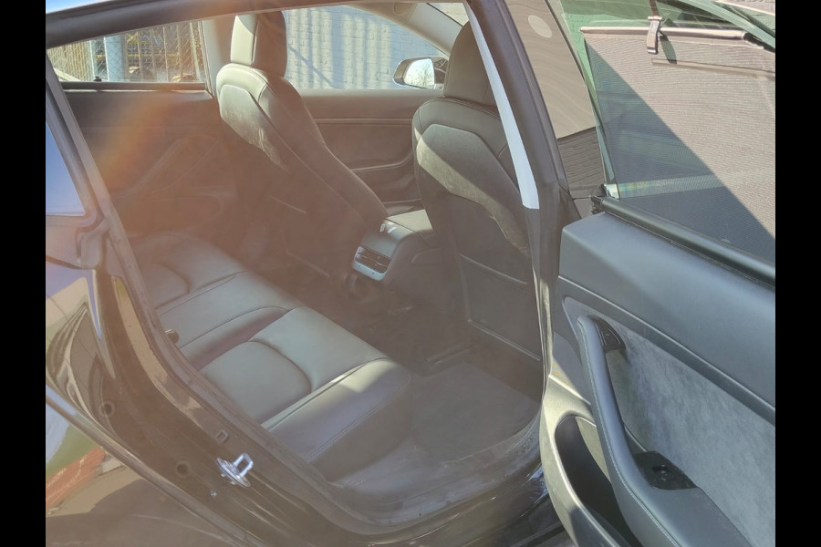 Tesla Model 3 SR+ 325PK AutoPilot Leer Pano-Dak Adaptive Cruise Camera's Elektr.-Stuur+Stoelen+Spiegels+Geheugen+Easy-Entry+Verwarmde stoelen  Ecc Navi Led DAB Voorverwarmen interieur via App Keyless One-Pedal-Drive SOH 82% 1e Eigenaar Origineel Nederlandse Auto 1.584kg licht!