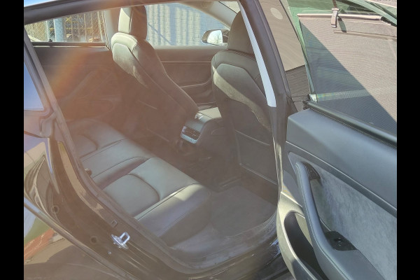 Tesla Model 3 SR+ 325PK AutoPilot Leer Pano-Dak Adaptive Cruise Camera's Elektr.-Stuur+Stoelen+Spiegels+Geheugen+Easy-Entry+Verwarmde stoelen  Ecc Navi Led DAB Voorverwarmen interieur via App Keyless One-Pedal-Drive SOH 82% 1e Eigenaar Origineel Nederlandse Auto 1.584kg licht!