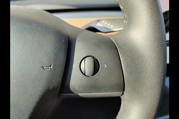 Tesla Model 3 SR+ 325PK AutoPilot Leer Pano-Dak Adaptive Cruise Camera's Elektr.-Stuur+Stoelen+Spiegels+Geheugen+Easy-Entry+Verwarmde stoelen  Ecc Navi Led DAB Voorverwarmen interieur via App Keyless One-Pedal-Drive SOH 82% 1e Eigenaar Origineel Nederlandse Auto 1.584kg licht!