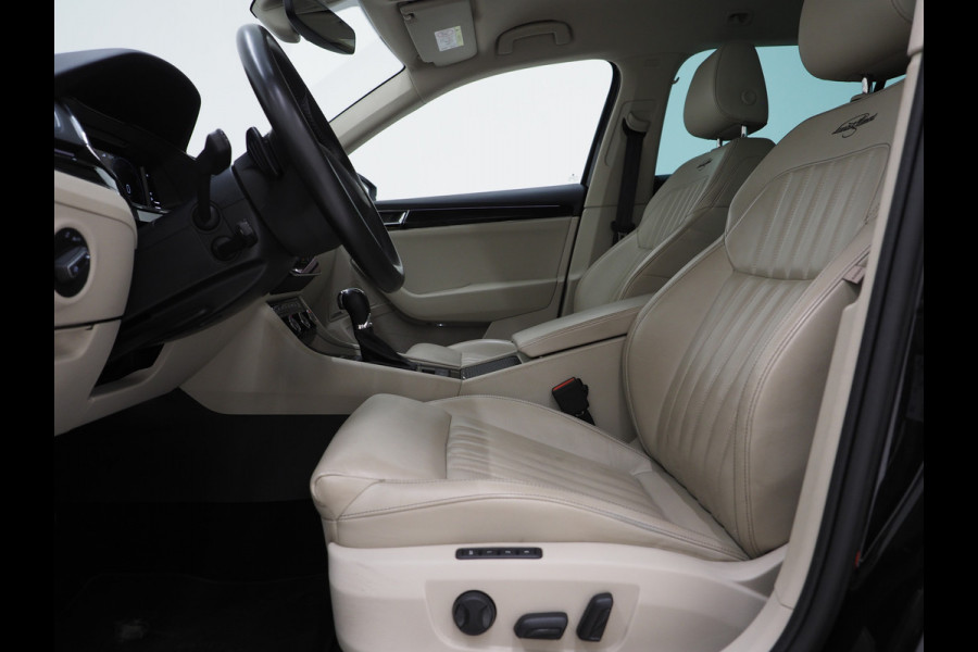 Škoda Superb Combi 1.4 TSI iV Laurin & Klement | Leder | Trekhaak | Canton | Adaptive Cruise | Keyless | Sfeerlicht | Memory | Carplay