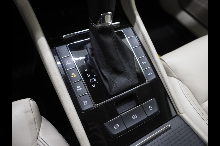 Škoda Superb Combi 1.4 TSI iV Laurin & Klement | Leder | Trekhaak | Canton | Adaptive Cruise | Keyless | Sfeerlicht | Memory | Carplay