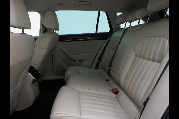 Škoda Superb Combi 1.4 TSI iV Laurin & Klement | Leder | Trekhaak | Canton | Adaptive Cruise | Keyless | Sfeerlicht | Memory | Carplay