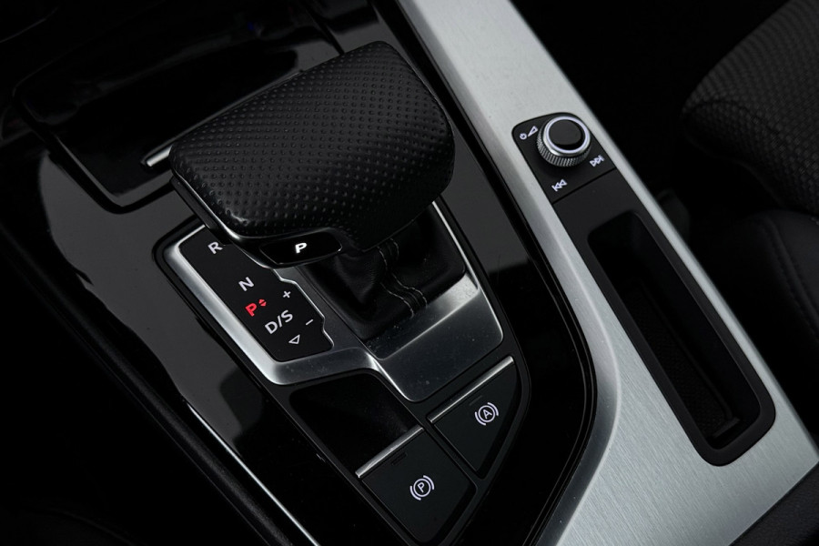 Audi A4 Avant 35 TFSI S edition 3x S-Line(NL-Auto, Dealer OnderH, Panorama, Navi, Carplay, StoelV, Digitale Dash, Cruise Con, Etc)