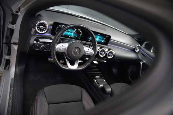 Mercedes-Benz A-Klasse 200 Launch Edition Premium Plus AMG | Stoelverwarming | Camera | Ambiance Verlichting | Multibeam | Keyless | Memory Seats | Navigatie | Cruise Control |